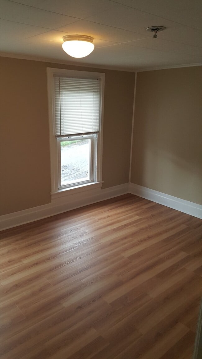 Building Photo - Beautiful 3 bedroom 1 bath home with stora...