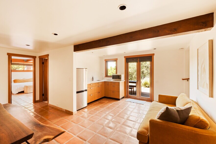 Building Photo - 21071 Waveview Dr