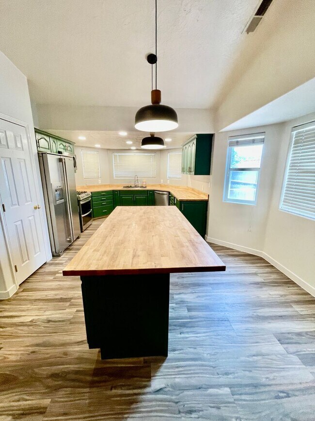Building Photo - Updated and Pet Friendly Three Bedroom Home