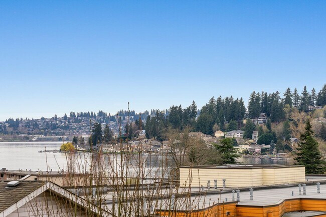 Building Photo - Available Now - 2BR/1.5BA Condo in Kirkland