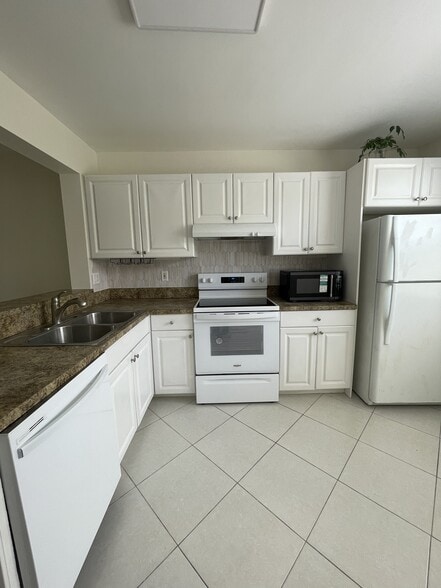 Building Photo - 5661 Riverside Dr
