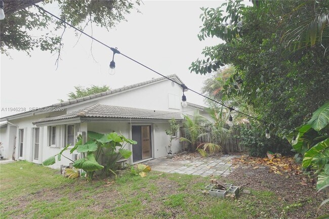 Building Photo - 518 NE 48th St