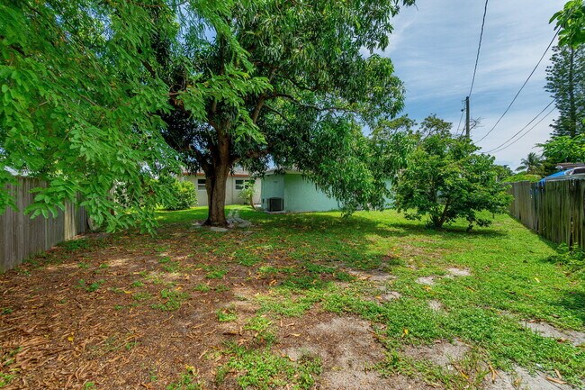 Building Photo - 2831 N Seacrest Blvd