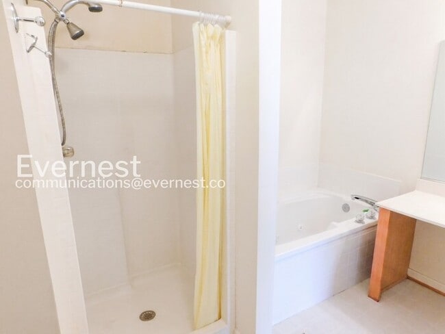 Building Photo - 702 Westgate Cir