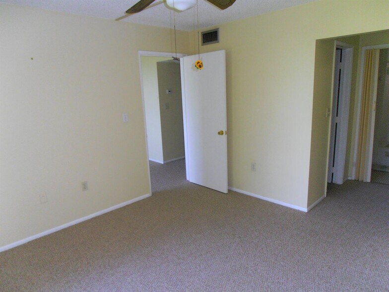 Building Photo - 9451 Evergreen Pl