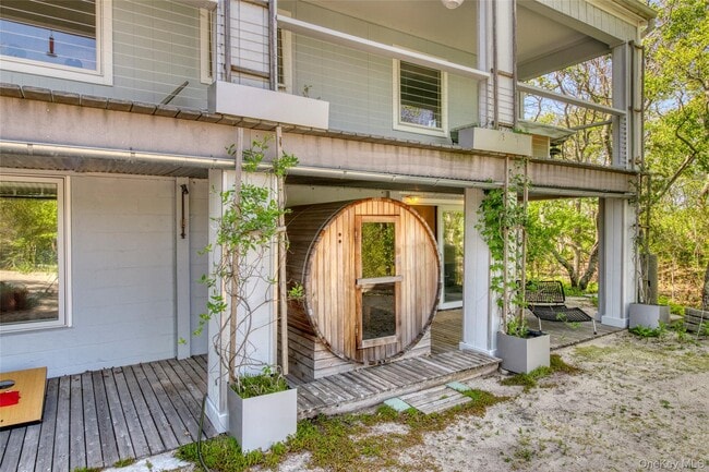 Building Photo - 2045 Lake Dr