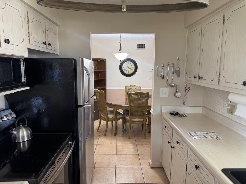 Building Photo - 2348 Shelley St