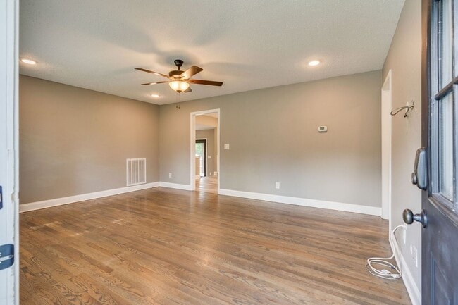 Building Photo - 3 Bed/2 Bath fully Renovated House