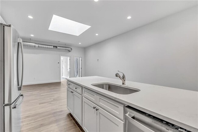 Building Photo - 475 Howe Ave