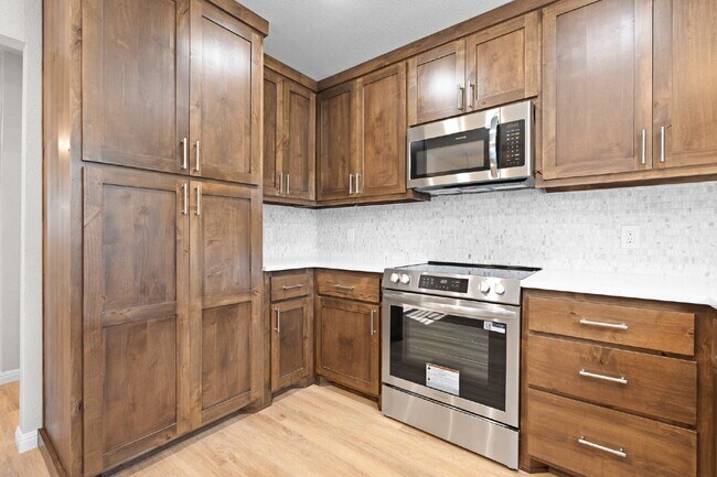 Building Photo - 3 Bed, 2 Bath Duplex (3rd bed is detached)