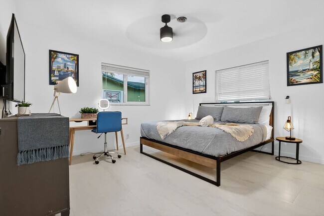 Building Photo - 5760 NE 18th Ave