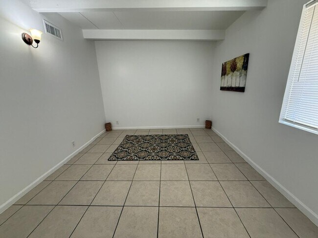 Building Photo - 2 Bed 1 Bath Spacious Apartment