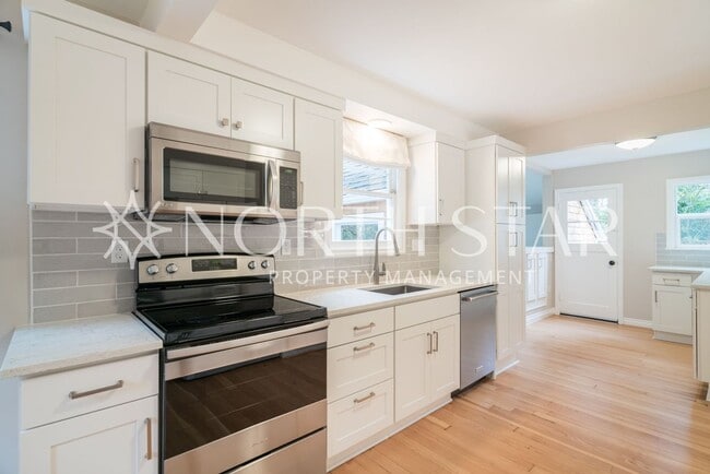 Building Photo - Newly Remodeled Lake Oswego Cottage With Lake Access.