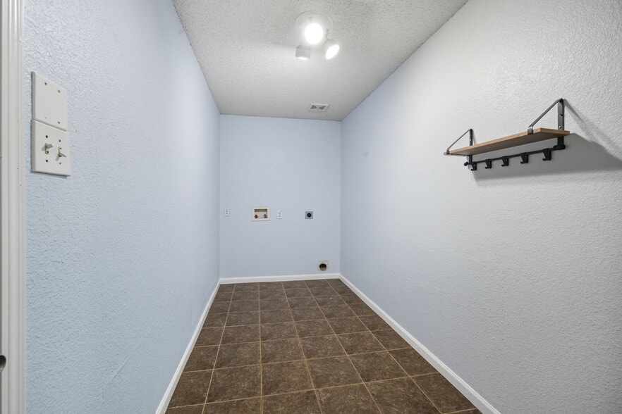 Building Photo - 4275 Cave Cove Ct