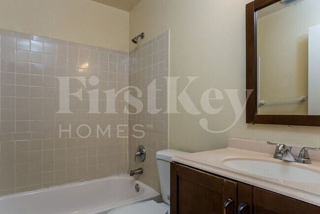 Building Photo - 5927 Ithaca Cir W