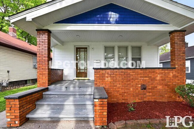 Building Photo - 4140 Caroline Ave