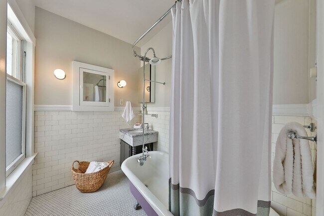 Building Photo - Cole Valley: Bright Top Floor Unfurnished 1 Bed 1 Bath with Garage Parking