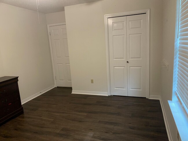 Building Photo - 1670 Parkside Cir