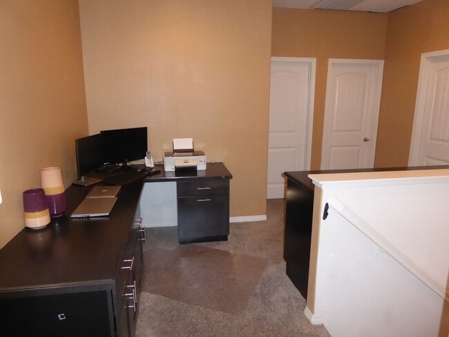 Building Photo - Stylish 3 Bedroom Home in the Gated River ...