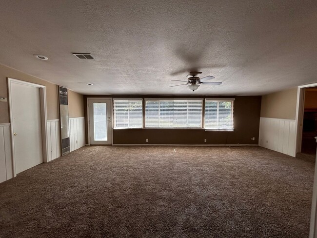 Building Photo - $0 DEPOSIT OPTION, U-HILLS, 4 BED, LARGE A...