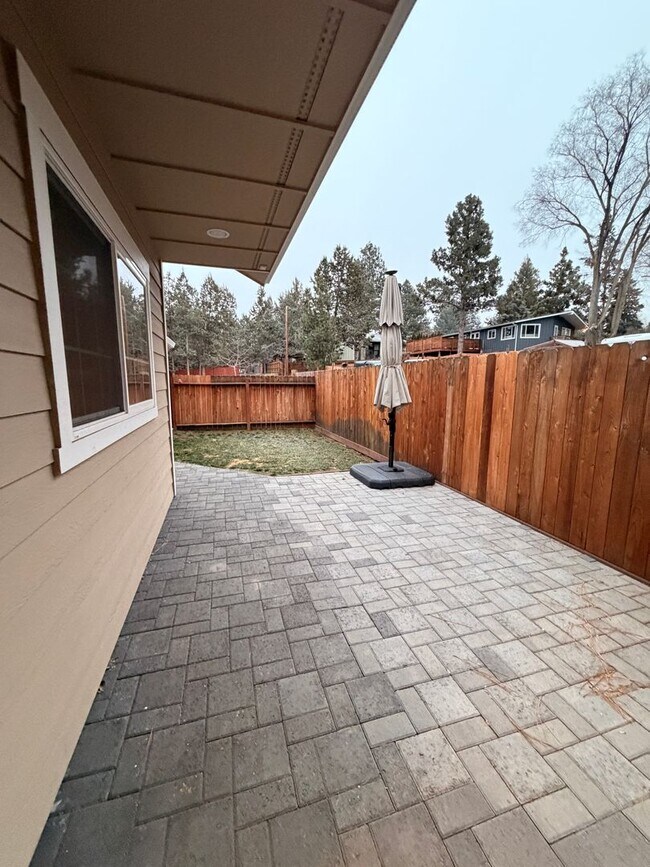 Building Photo - Dual Primary Suite's. 2 Bedroom / 2.5 Bathroom Single Level Home in NE Bend - PENDING APPLICATION