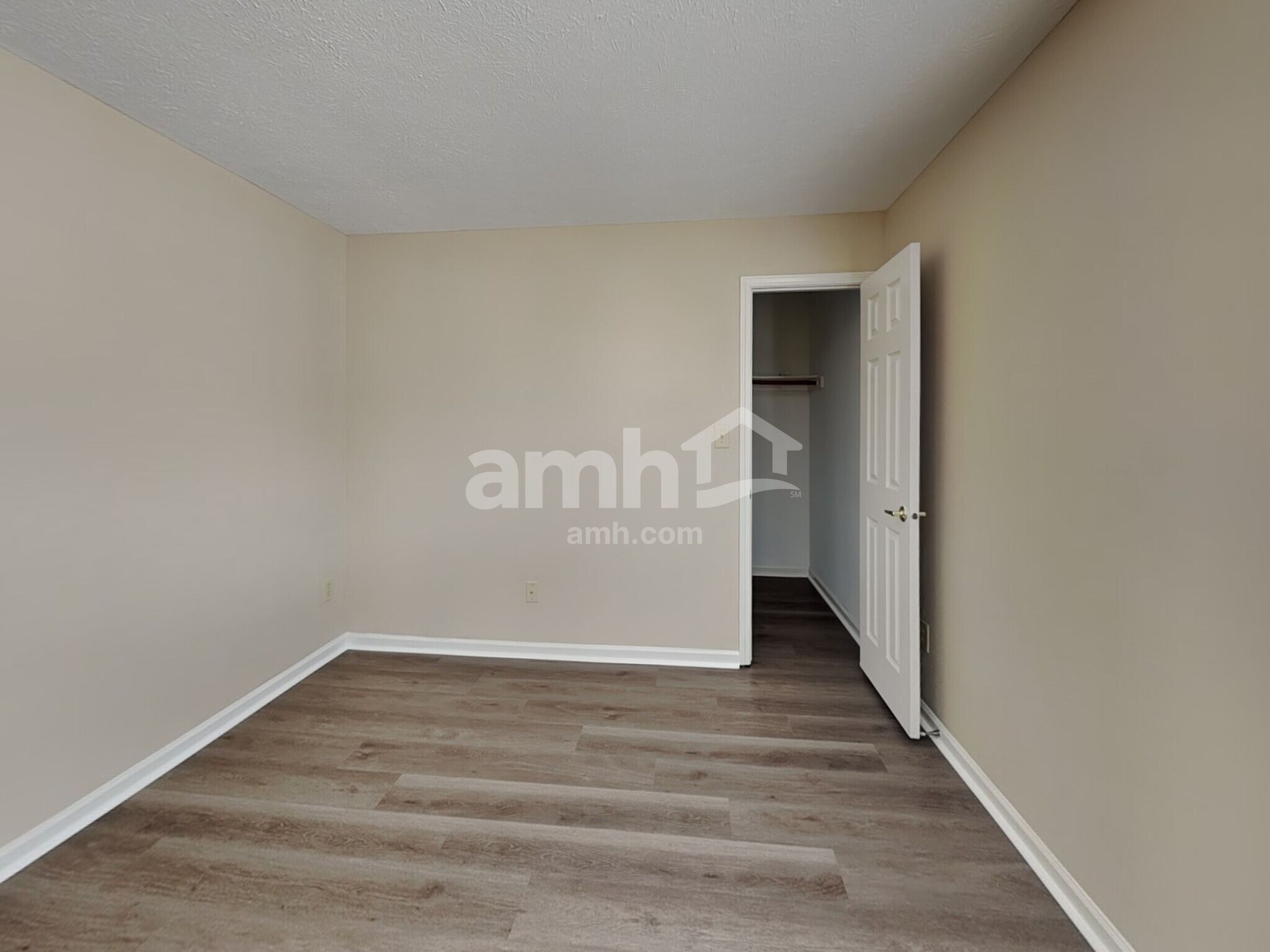 Building Photo - 5943 King Lear Dr