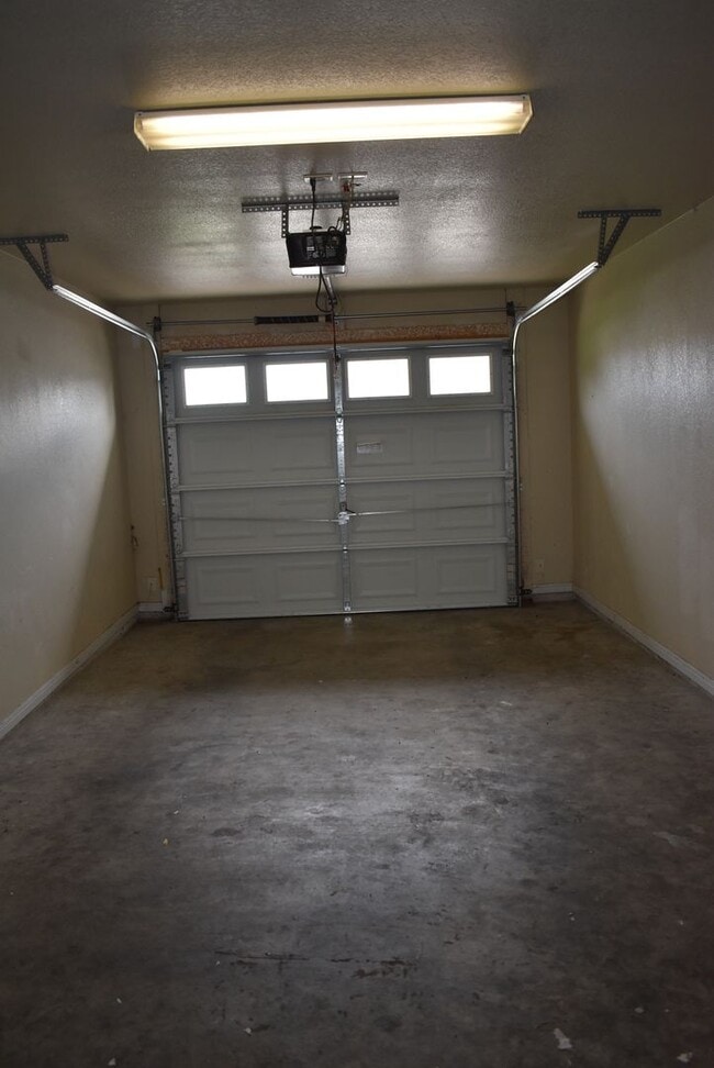 Building Photo - 1600 Nicholas Cir