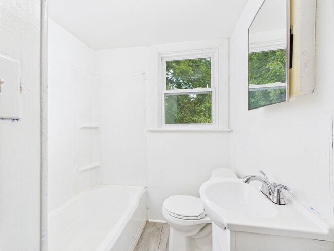 Building Photo - 3905 Larchmont Ln