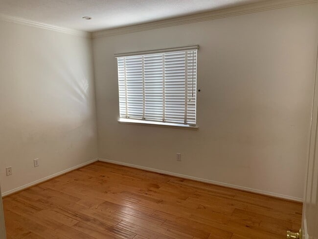 Building Photo - 3 Bedroom plus den in Goleta