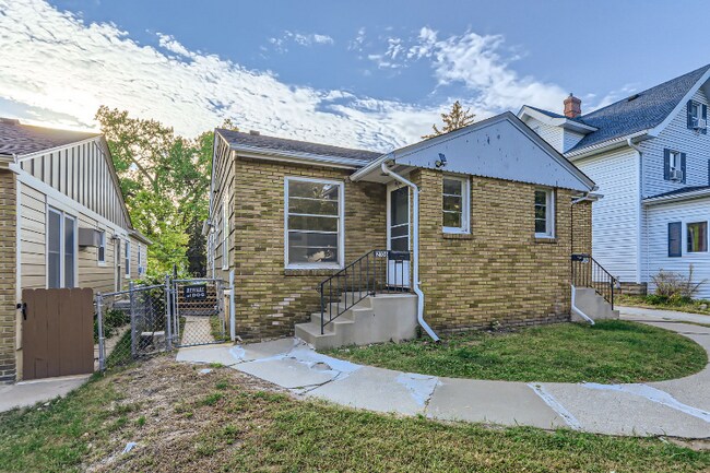 Building Photo - 2106 Grand Ave S