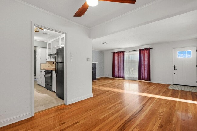 Building Photo - Large Family Home