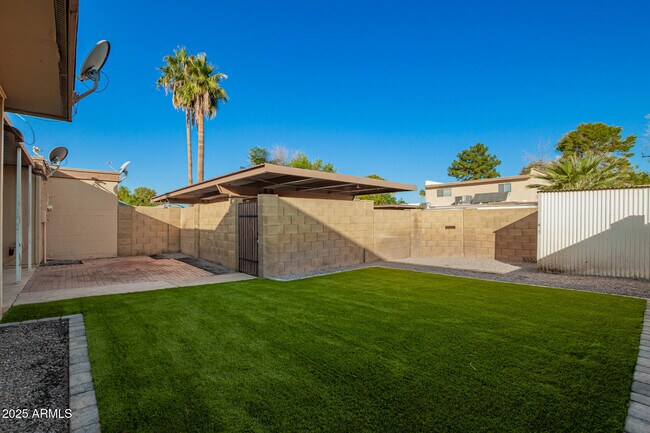 Building Photo - 2128 E Villa Ct