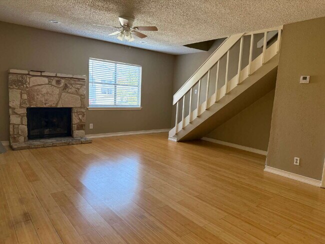 Building Photo - Private Condo Close to the Medical Center