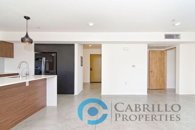 Building Photo - 2870 Fourth Ave