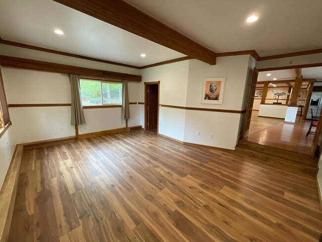 Building Photo - Spacious Single Level Ranch Style 4 Bed 2 ...