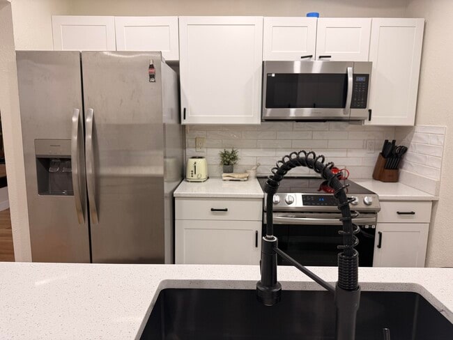 Building Photo - 5130 Elmhurst Rd