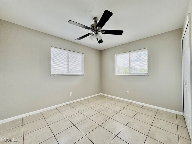 Building Photo - 706 SE 13th Ct