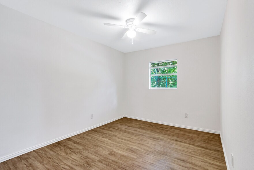 Building Photo - 901 Bessie St