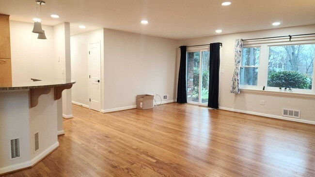 Building Photo - Beautiful Ft Hunt Area Home