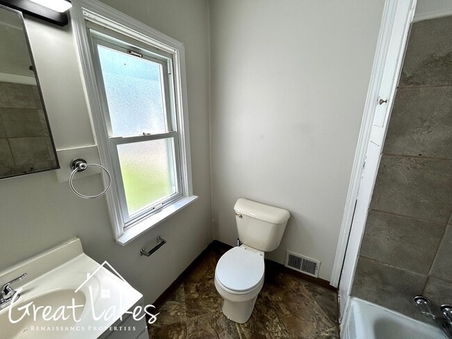 Building Photo - Cozy 2 Bedroom 1 Bathroom now available fo...