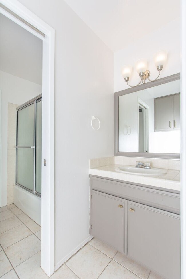 Building Photo - Spacious 2 Bedroom / 1.5 Bath Condominium ...