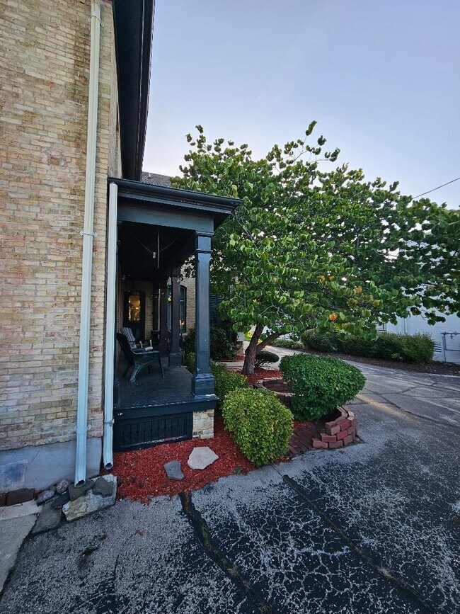 Building Photo - 936 Main St