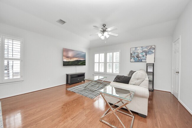 Building Photo - 943 W Heights Hollow Ln