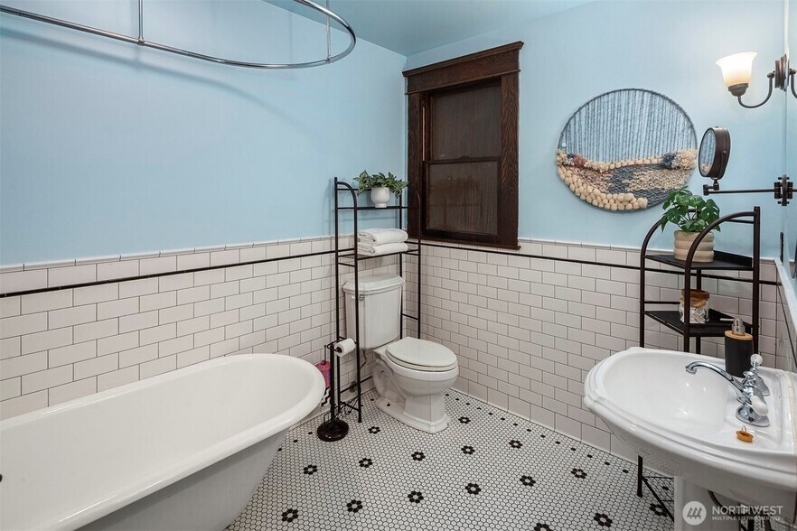 Bath - 416 E Roy St