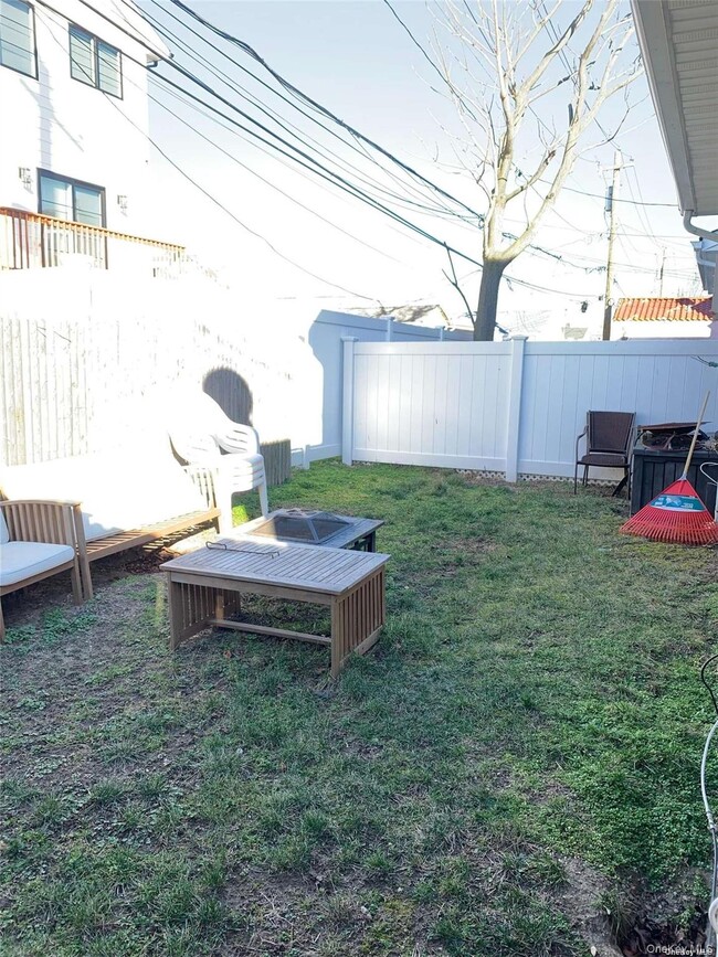 Building Photo - 715 E Walnut St