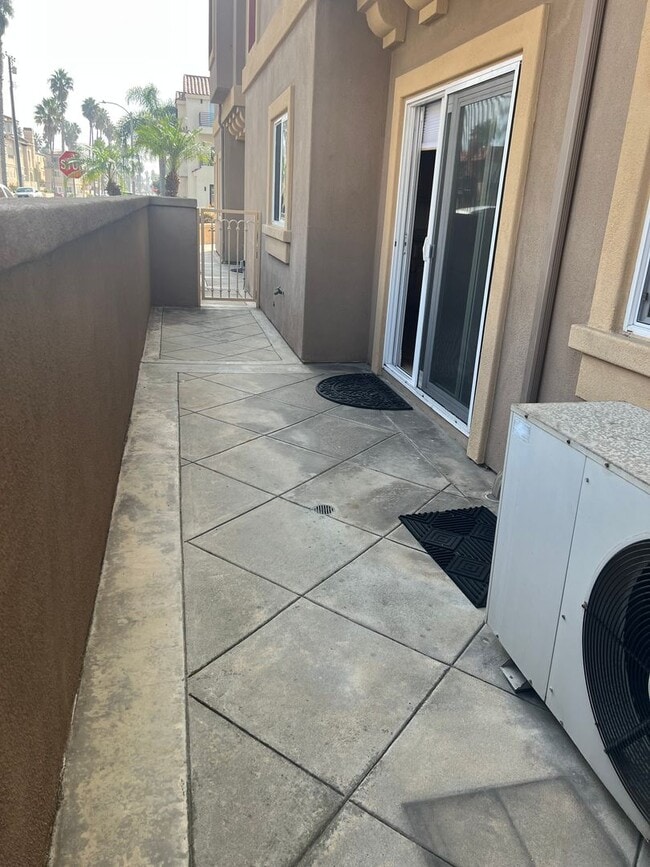 Building Photo - Custom home 1 block to ocean