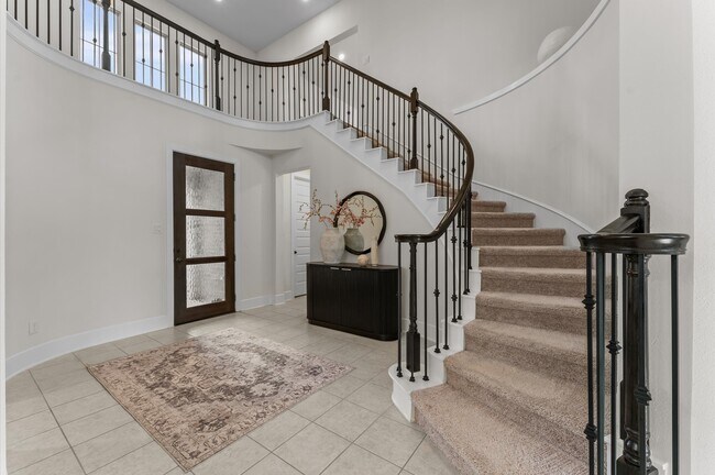 Building Photo - 15026 La Strada Dr