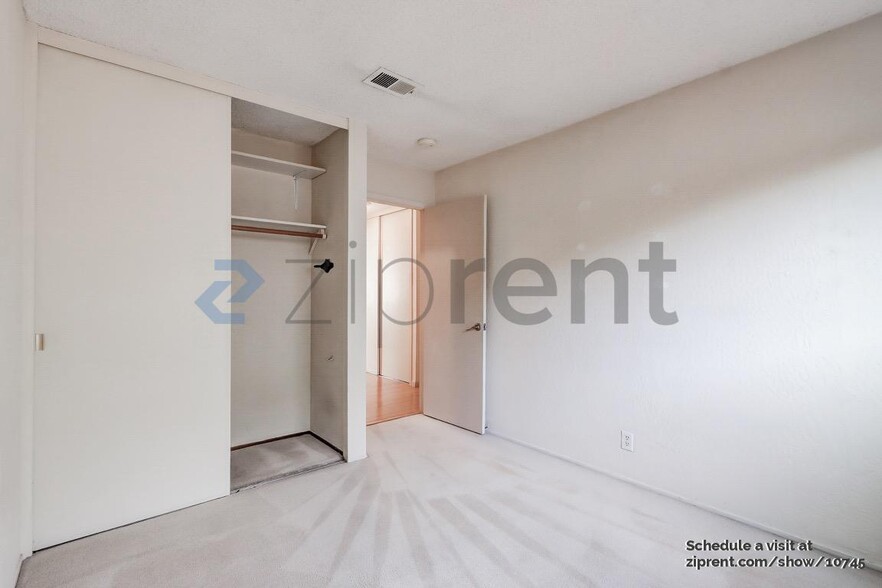 Building Photo - 125 Green Tree Dr