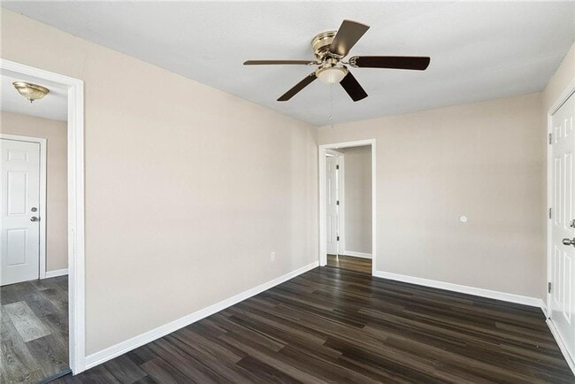 Building Photo - TWO BEDROOM ONE BATH UP FRONT WITH BACK APARTMENT