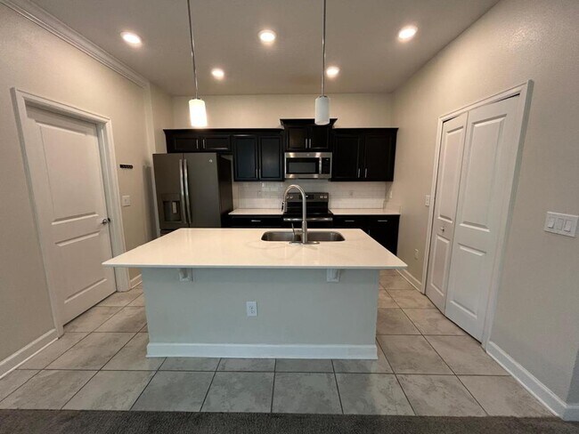 Building Photo - 10021 Love Story St